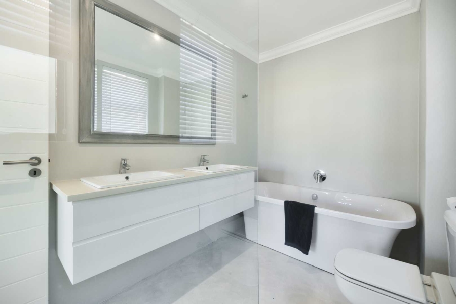 4 Bedroom Property for Sale in Fernkloof Estate Western Cape